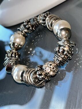 paparazzi Silver Tone Pearl & Rhinestone Charm Stretch Bracelet